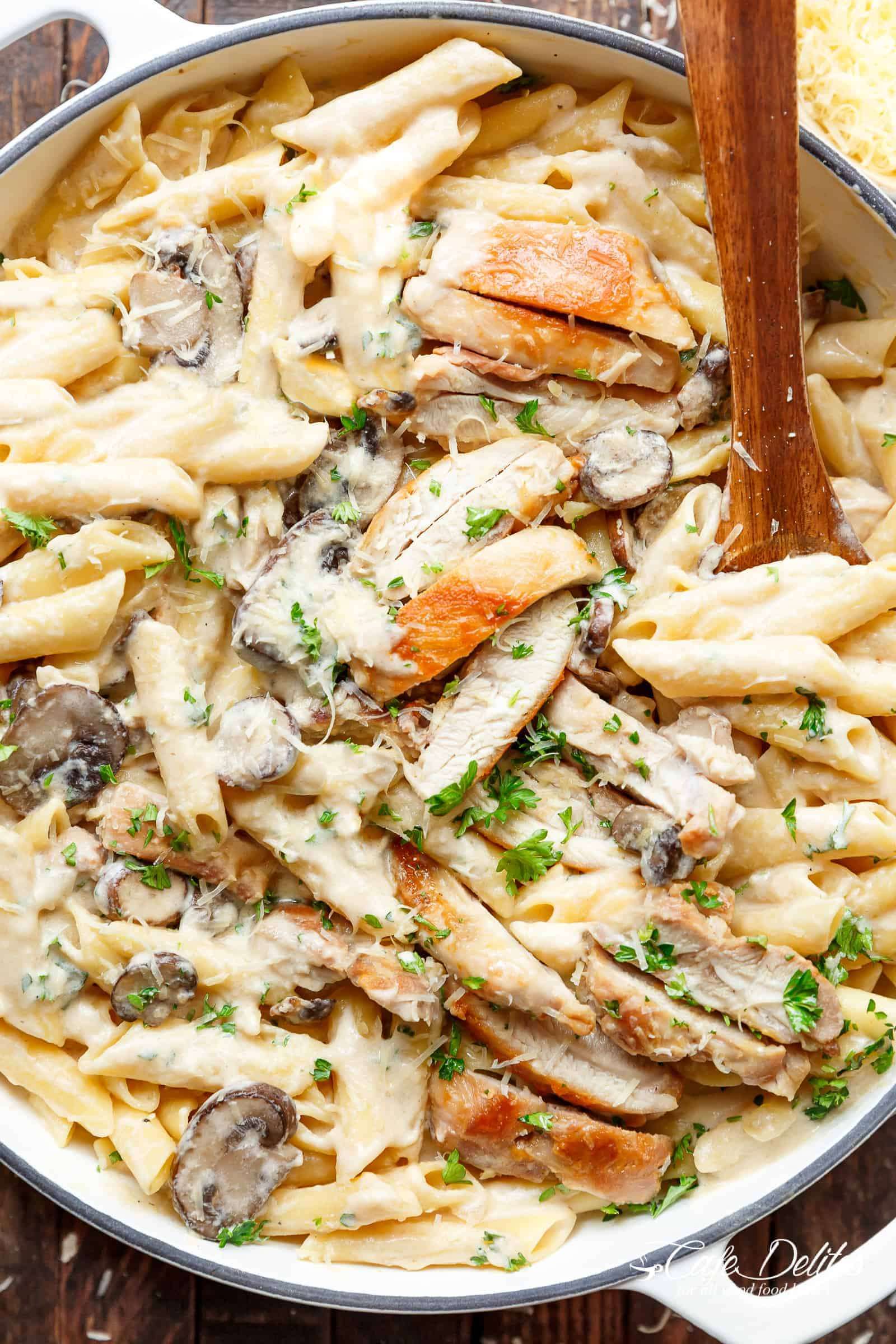 One-Pot Creamy Garlic Parmesan Chicken Alfredo in 20 Mins